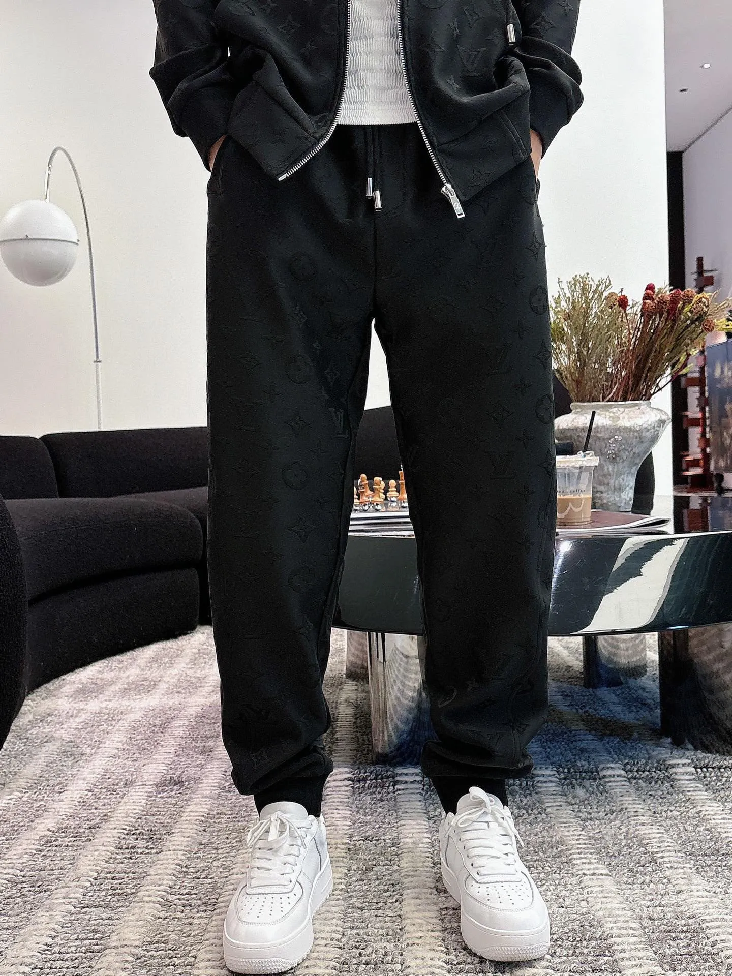 🅿️720 [LV Louis Vuitton] hot-selling suit is coming. Focus on the original version of the official website. 2025 new hot-selling cardigan and sweatshirt suit. The original order is the best. 🇭🇰The meticulous work of top designers. It has a fitting and perfect upper body effect. All-natural high-quality Tencel Roman cotton 100%, close-fitting comfort, noble and elegant! Original hardware embodies elegance and nobility! Counter size: M-3XL (maximum wear up to 190 pounds)